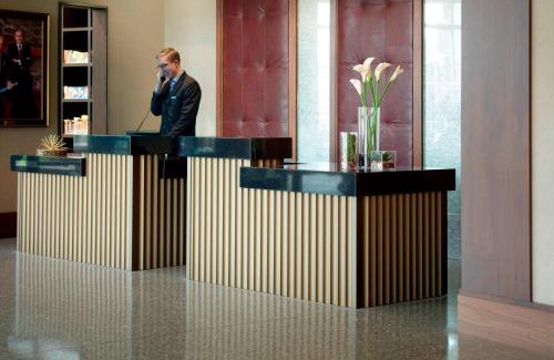 Columbus Hotel | Discover Marriott Columbus OSU: Poolside Family Retreat