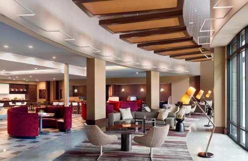 Columbus Hotel | Discover Marriott Columbus OSU: Poolside Family Retreat