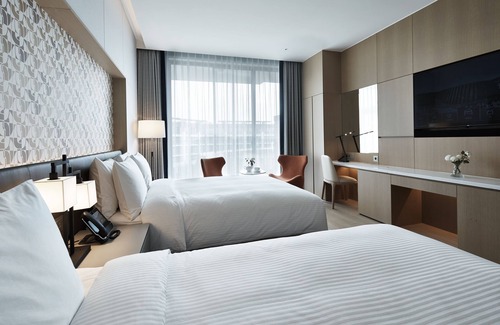 Andeok Hotel | 5-Star Marriott Jeju Shinhwa World: Pool & Eco-Friendly Stay