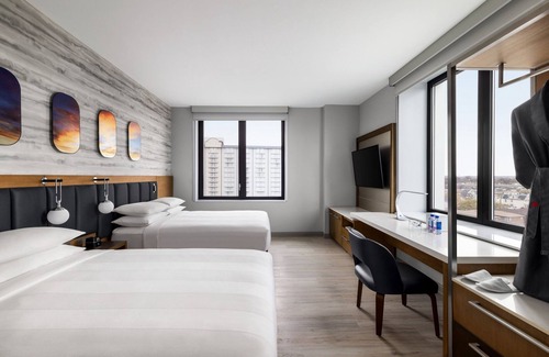Queens Hotel | Highly Rated Marriott New York JFK Airport with Great Amenities
