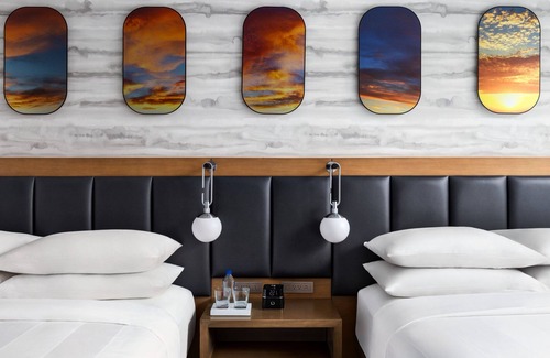 Queens Hotel | Highly Rated Marriott New York JFK Airport with Great Amenities