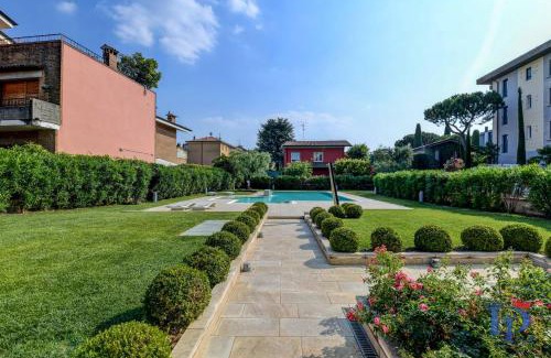 Desenzano del Garda Apartment | Elegant Desenzanoloft Oscar Suite with Pool & Pet Friendly