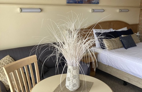 Nowra Hotel | Budget-Friendly Marriott Park Motel with Breakfast & Kitchen
