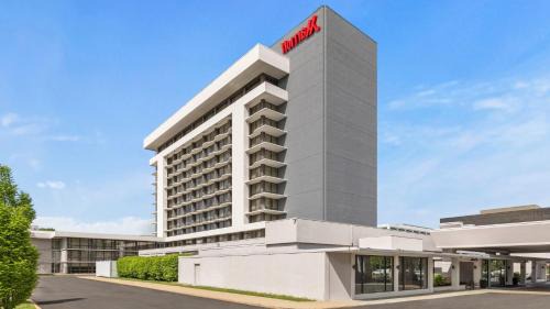 Saddle Brook Hotel | Comfortable Stay at Marriott Saddle Brook - Enjoy Pool & Dining