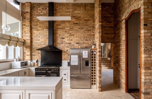 Menangle Cottage | Discover Mars: Luxe Farmhouse Getaway with Stellar Amenities