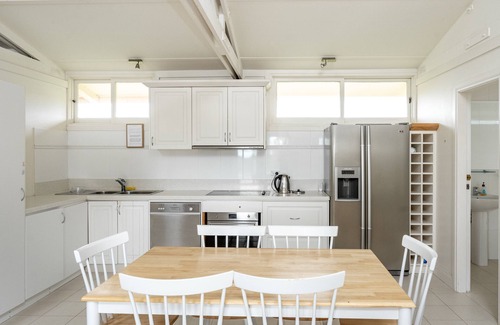 Menangle Cottage | Discover Mars: Luxe Farmhouse Getaway with Stellar Amenities