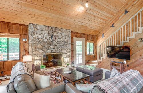 Wolf Laurel House | Prime Mars Hill Cabin with Pool Table near Wolf Ridge