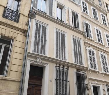 1st Arrondissement Apartment | Discover Marseillement Votre: Family-Friendly Getaway