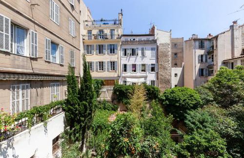 1st Arrondissement Apartment | Discover Marseillement Votre: Family-Friendly Getaway