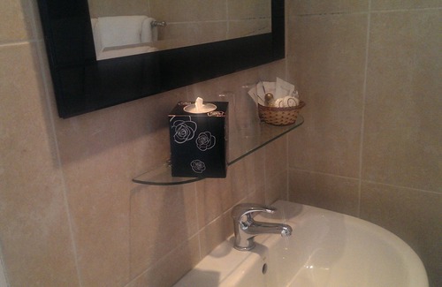 Golders Green House | Discover Martel Guest House: Family-Friendly with Spa Access