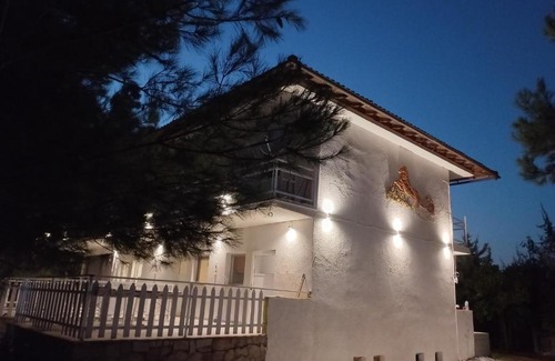 Skala Prinou Apartment | Elegant Marti Garden Suites: Pet-Friendly Stay with Pool