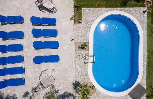 Skala Prinou Apartment | Elegant Marti Garden Suites: Pet-Friendly Stay with Pool