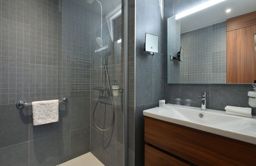 Centre Hotel | Discover Martin's Louvain-la-Neuve: Spa & Pool Amenities