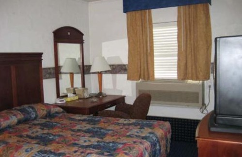 Brookfield Hotel | Cozy Martin House Motel in Brookfield: Pet Friendly & Family Fun
