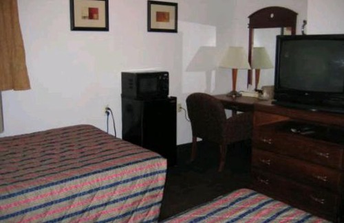 Brookfield Hotel | Cozy Martin House Motel in Brookfield: Pet Friendly & Family Fun