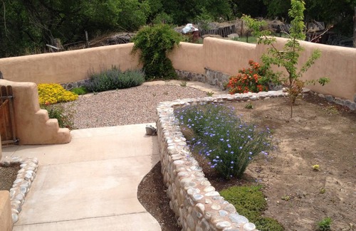 Abiquiu House | Pet-Friendly Martinez Casita - Adobe on the Plaza Retreat