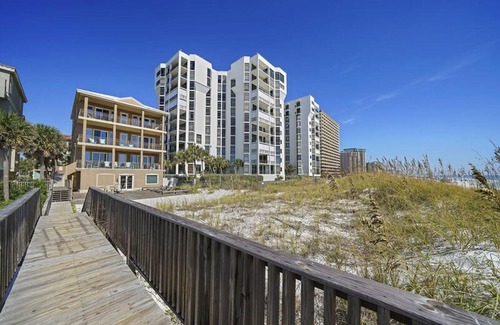 Destin House | Relax at Martinis in the Sand - 4-Star Beachfront Oasis