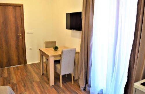 Maini Apartment | Welcoming Martinović Rooms: 9/10 Rated & Family Friendly