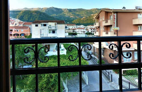 Maini Apartment | Top-Rated Martinovic Rooms with Oceanfront Views