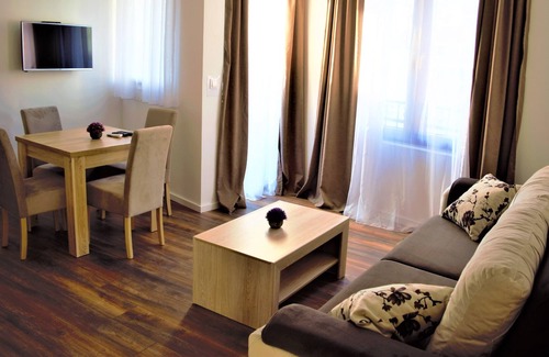 Maini Apartment | Top-Rated Martinovic Rooms with Oceanfront Views