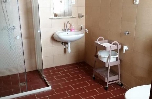 Gelse House | Martonvendeghaz 2: Highly Rated Stay with Family-Friendly Amenities