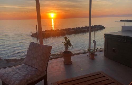 Santa Maria di Castellabate Apartment | Martuscelli Suite: Oceanfront Escape with Pool & Hot Tub