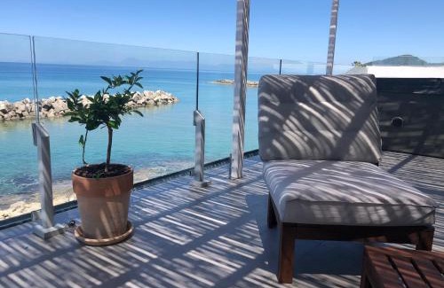 Santa Maria di Castellabate Apartment | Martuscelli Suite: Oceanfront Escape with Pool & Hot Tub