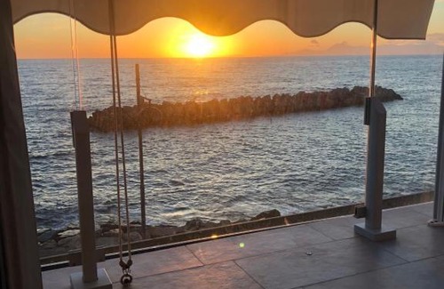 Santa Maria di Castellabate Apartment | Martuscelli Suite: Oceanfront Escape with Pool & Hot Tub