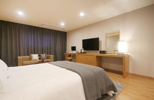 Naju Hotel | Guest Rated Maruo Hotel: Family-Friendly with Pool Access