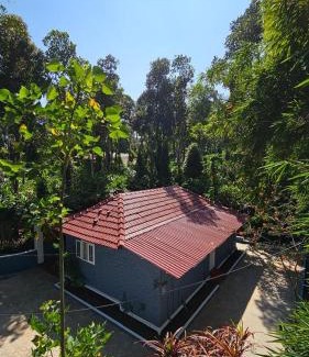 Elappara House | Comfortable Maruthy Farm House - Family-Friendly Retreat