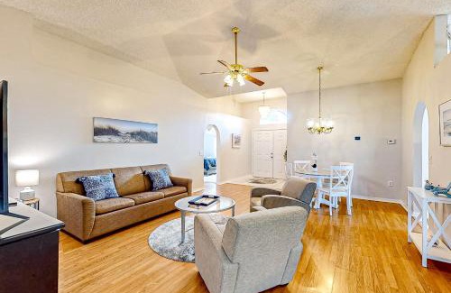 Tropic House | Inviting Stay in Melbourne: 4-Star with Pool & Family Amenities