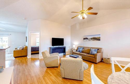 Tropic House | Inviting Stay in Melbourne: 4-Star with Pool & Family Amenities