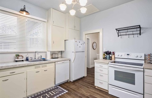 Newberg House | Cozy Central Newberg Home with Fire-Table & Covered Patio