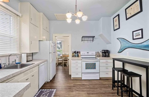 Newberg House | Cozy Central Newberg Home with Fire-Table & Covered Patio