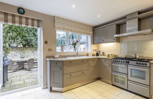 Bath House | Stylish Family House with Breakfast & Parking for 6 Guests
