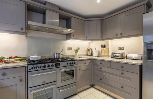 Bath House | Stylish Family House with Breakfast & Parking for 6 Guests