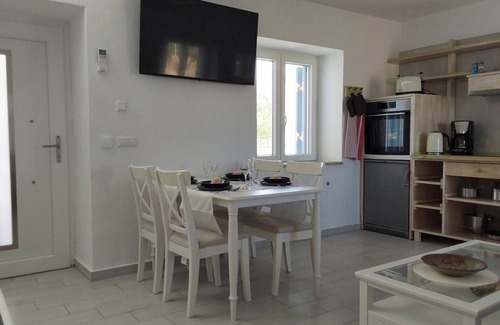 Zefiria House | Cozy Retreat at Marven's Apartment Awaits Your Stay