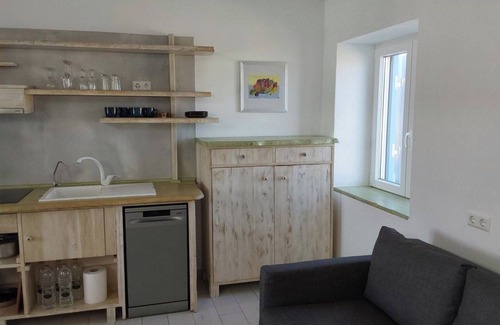 Zefiria House | Cozy Retreat at Marven's Apartment Awaits Your Stay