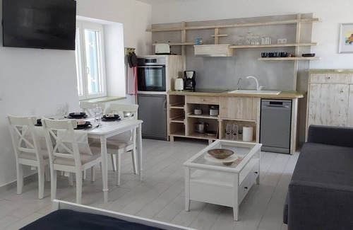 Zefiria House | Cozy Retreat at Marven's Apartment Awaits Your Stay