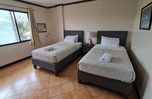 Naval House | Relax at Marvin's Seaside Inn - Family-Friendly Haven