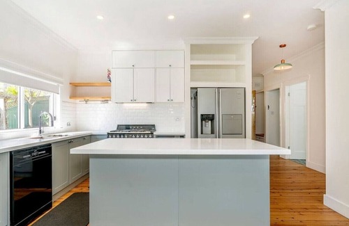 Wangi Wangi House | Unwind at Marvins and Maceys - Enjoy Lake Views & Breakfast