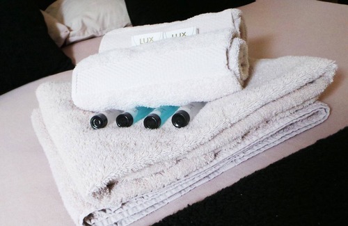 Porthcawl Bed & Breakfast | Family-Friendly Mary House with Breakfast Options Await