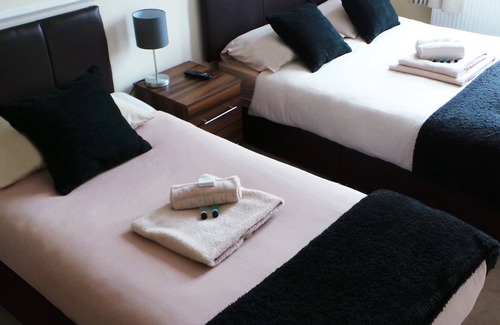 Porthcawl Bed & Breakfast | Family-Friendly Mary House with Breakfast Options Await