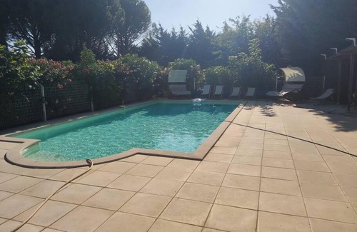 Orange House | Relaxing Mas avec Piscine: Family-Friendly with Pool