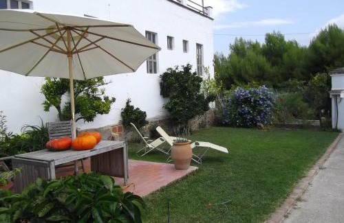 Les Franqueses del Valles House | Inviting Escape at Mas Cabrit with On-Site Dining
