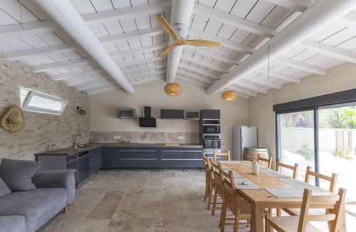 Noves Villa | Mas Carla: Elegant Home with Pool in Charming Noves