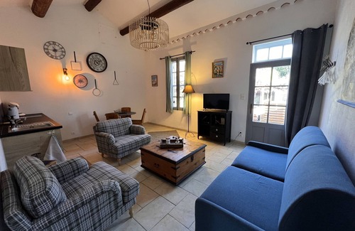 Plan-d'Orgon Bed & Breakfast | Unforgettable Stay at Mas D'auseu: Pool & Breakfast Included