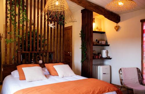 Valreas Bed & Breakfast | Relax at Mas de l'Amme: Oceanfront Bliss with Spa & Pool