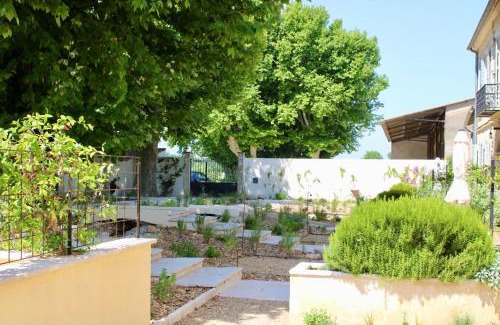 Arles House | Idyllic Mas de l'Hermitage: Oceanfront Pool & Breakfast