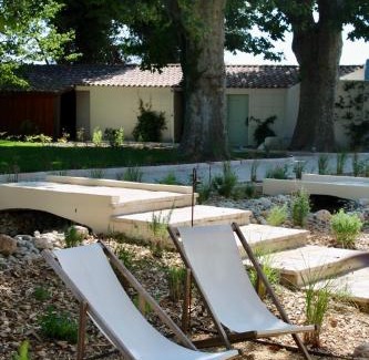 Arles House | Idyllic Mas de l'Hermitage: Oceanfront Pool & Breakfast